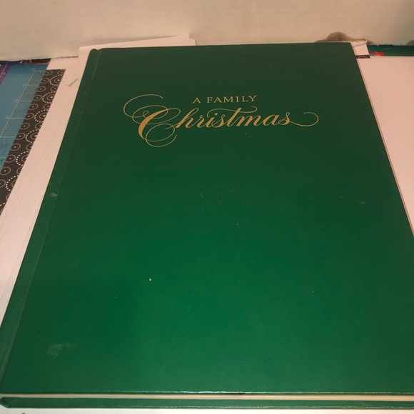 Green 'A Family Christmas' Book - Picture 12 of 12